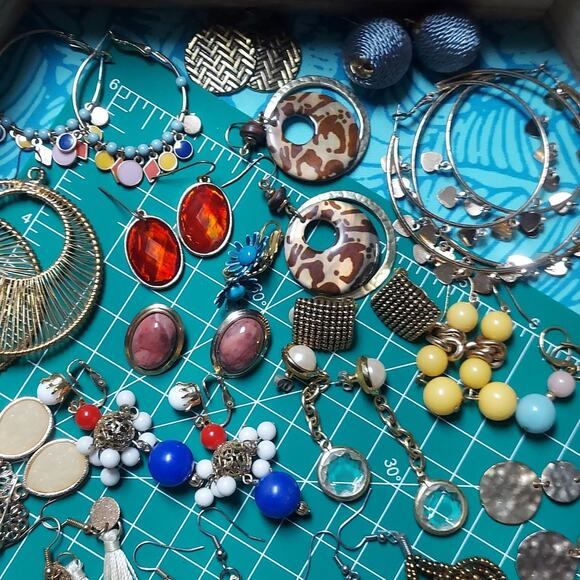 Curated Bundle Lot of 30 Pairs of Vintage to Present Gold Tone Earrings #1 - Picture 2 of 4